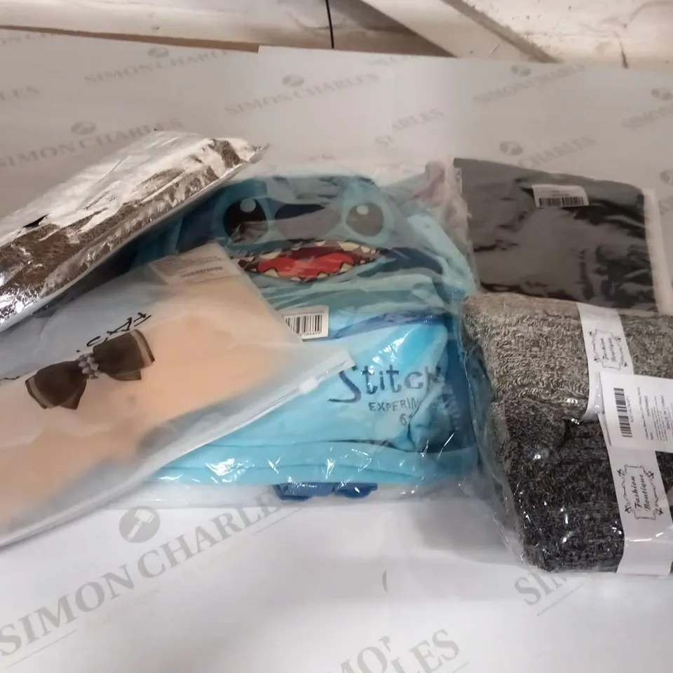 APPORXIMATELY 20 ITEMS OF ASSORTED CLOTHING AND ACCESSORIES TO INCLUDE;