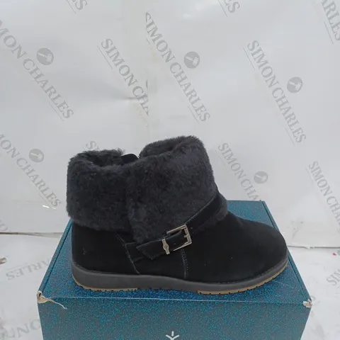 BOXED PAIR OF EMU AUSTRALIA "OXLEY" LEATHER BOOTS - UK SIZE 7, BLACK