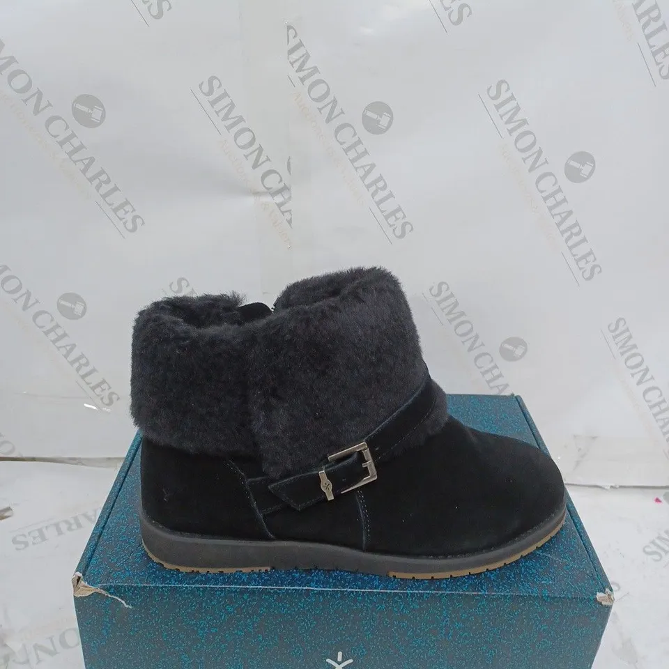 BOXED PAIR OF EMU AUSTRALIA "OXLEY" LEATHER BOOTS - UK SIZE 7, BLACK 