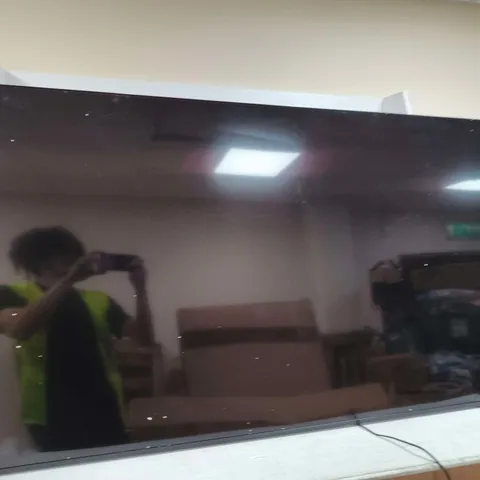 SAMSUNG FLAT SCREEN TV 65" – BLACK, SCREEN SMASHED NO POWER 