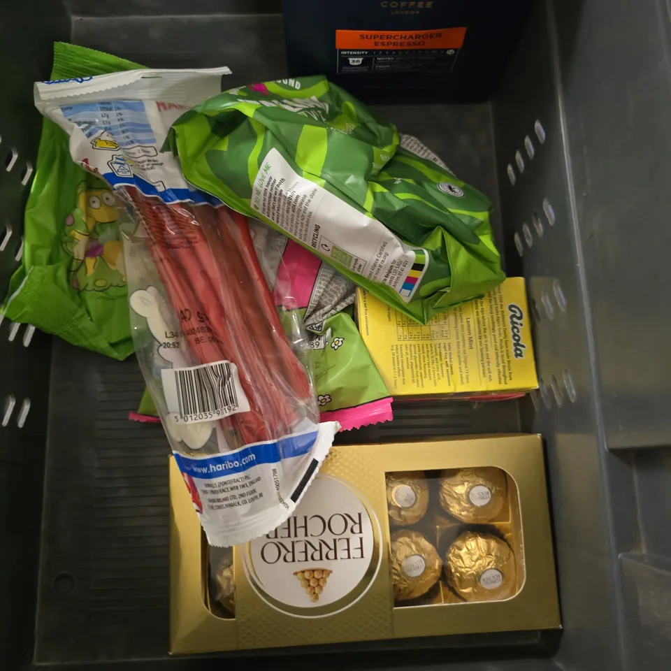 APPROXIMATELY 7 ASSORTED FOOD & DRINK ITEMS TO INCLUDE - PEPSI MAX CHERRY , FERRERO COLLECTION , CAFEPOD ESPRESSO ETC
