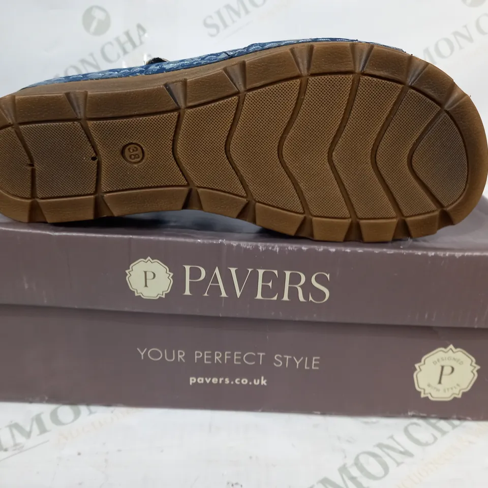 BOXED PAIR OF PAVERS SANDALS IN BLUE W. FLORAL DESIGN EU SIZE 38