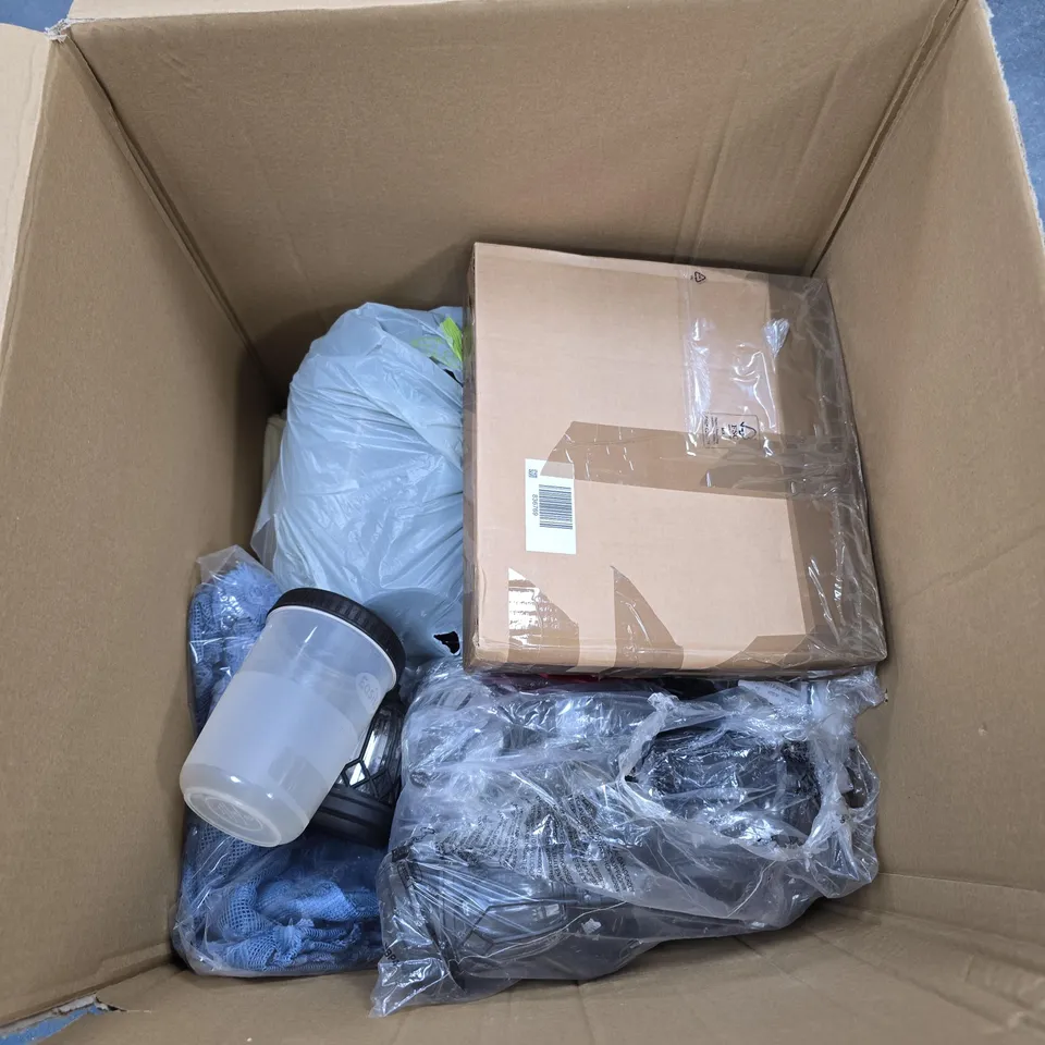 BOX OF APPROXIMATELY 20 ASSORTED ITEMS TO INCLUDE CLOTHING, SOLAR LIGHTS ETC