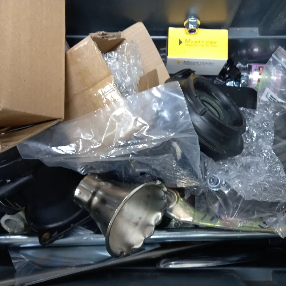 BOX OF ASSORTED CAR ACCESSORIES TO INCLUDE - BIKE WHEEL LED LIGHTS - PHONE MOUNT - CAR CHARGER  