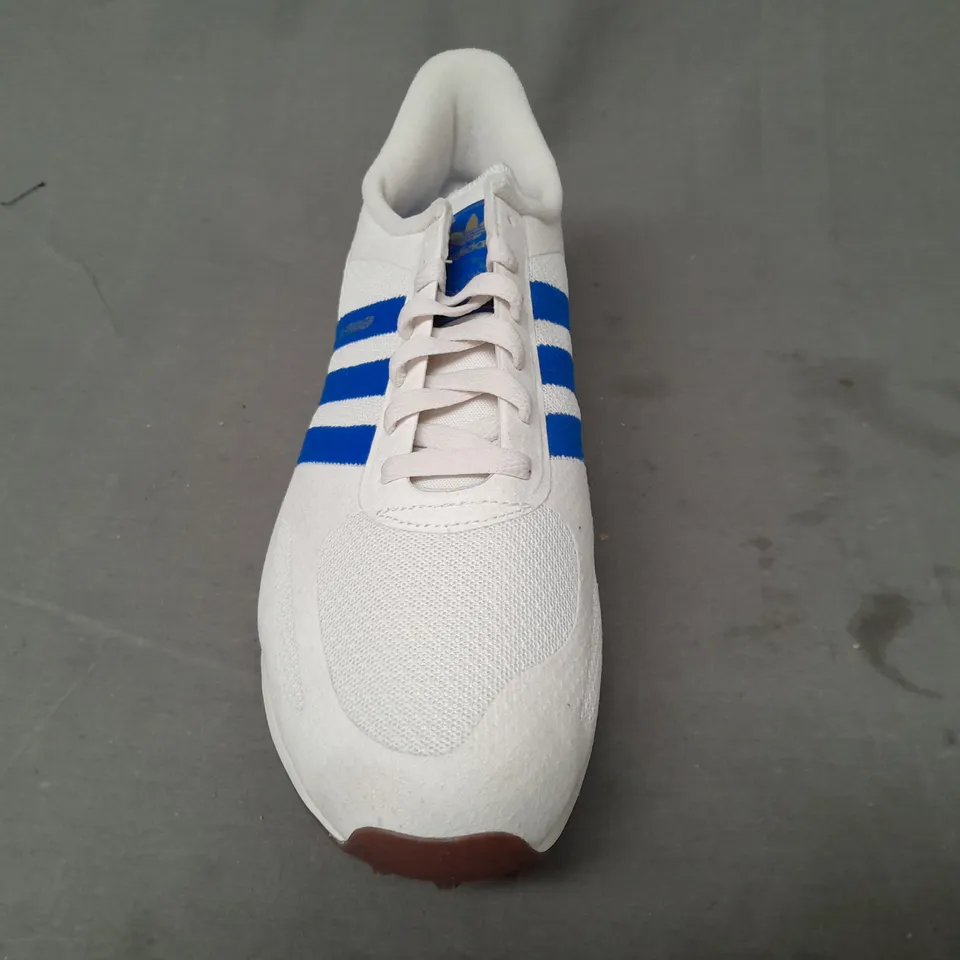 PAIR OF ADIDAS LA TRAINERS IN WHITE/BLUE UK SIZE 11.5