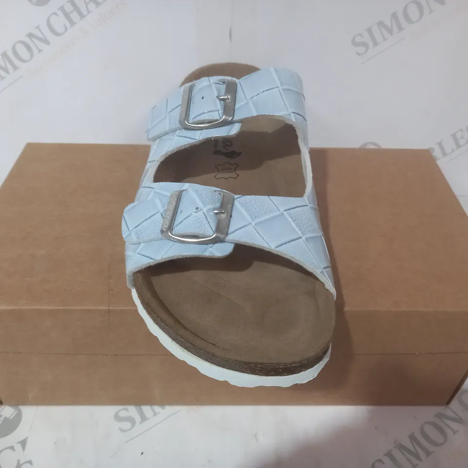 BOXED PAIR OF BONOVA OPEN TOE SANDALS IN LIGHT BLUE SIZE 7