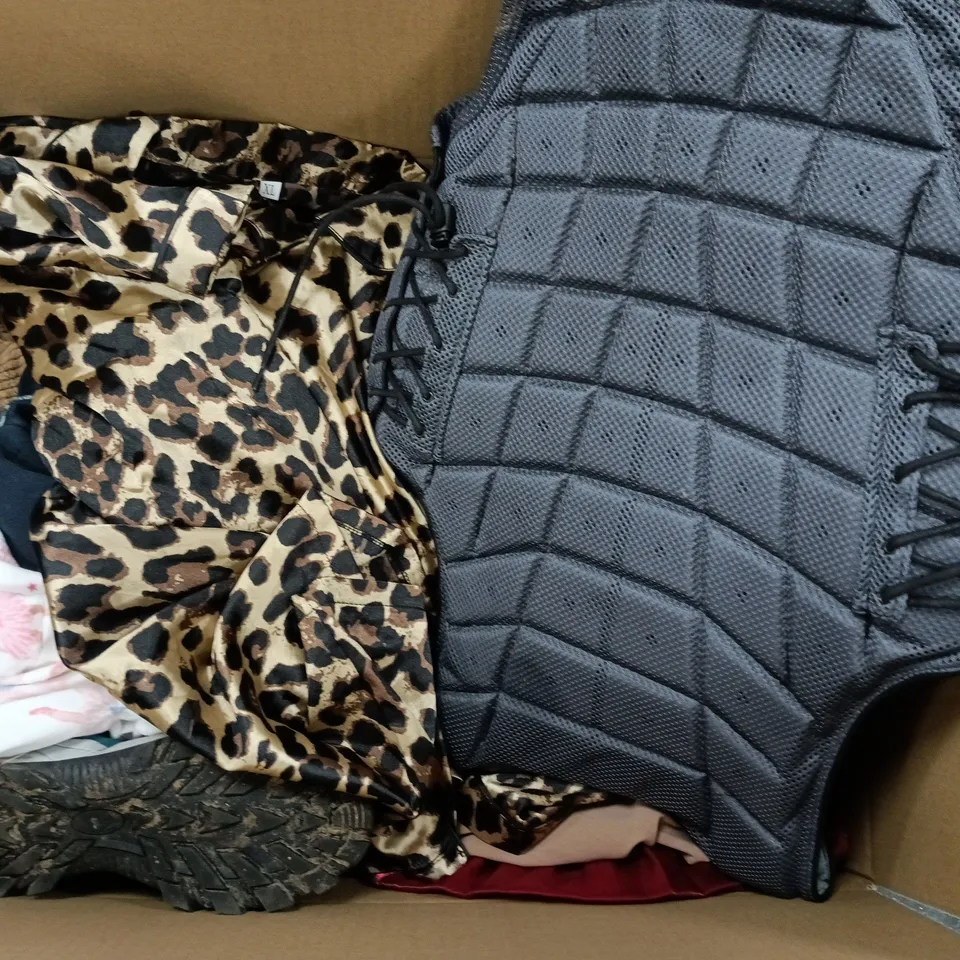 APPROXIMATELY 30 ASSORTED CLOTHING ITEMS IN VARIOUS SIZES, STYLES & COLOURS TO INCLUDE BRANDS SUCH AS CHAMPION, 3M, NEXT, ETC - COLLECTION ONLY