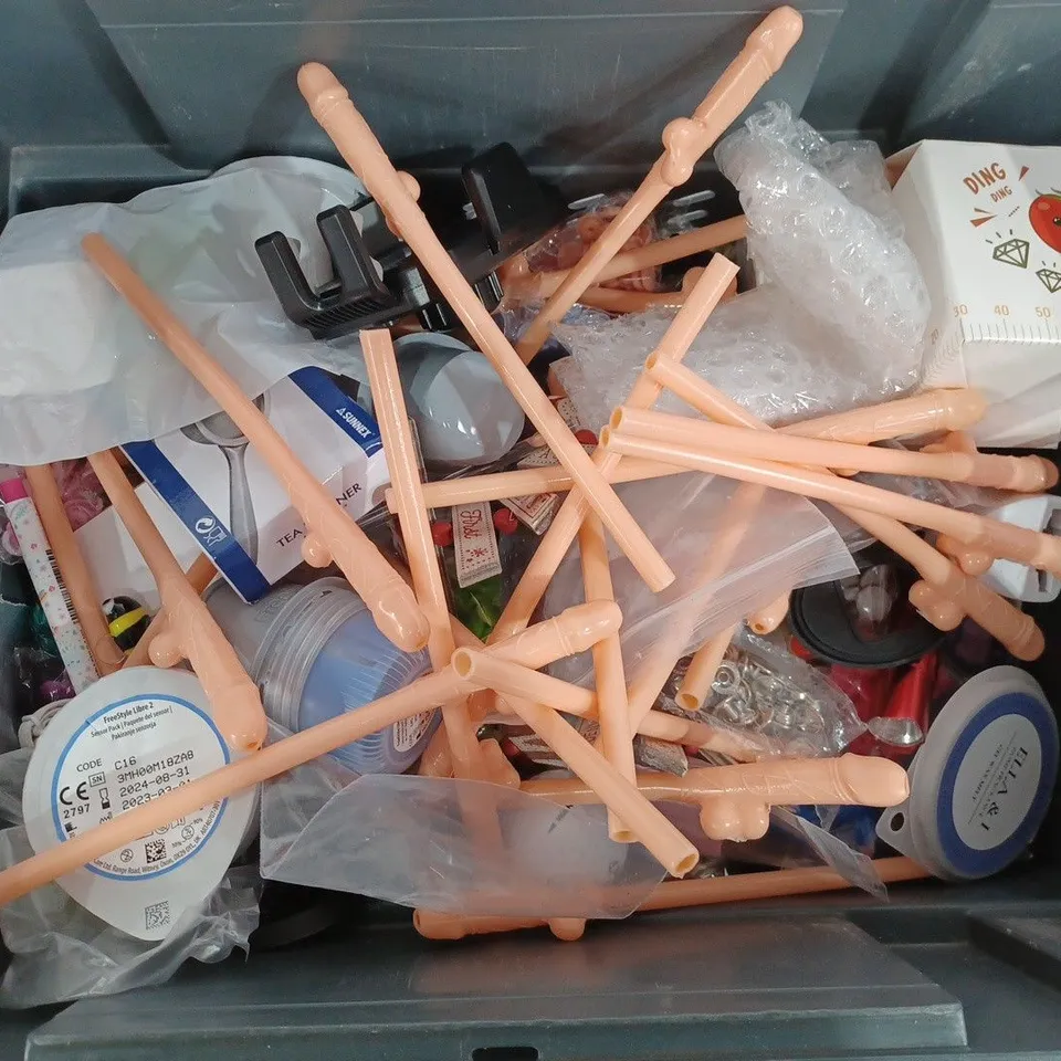 BOX OF APPROX 30 ASSORTED ITEMS TO INCLUDE - TOMATO EGG TIMER - CORK STORK CHOCOLATE FUDGE SMELL - RANGE OF GOLFBALLS ECT 