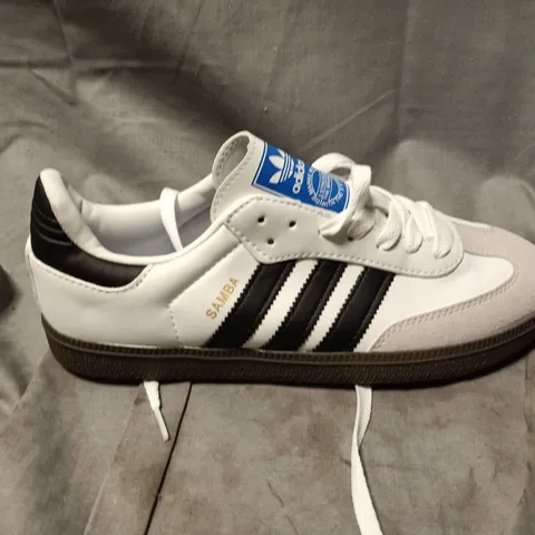 UNBOXED PAIR OF ADIDAS SAMBA TRAINERS IN WHITE - UK 5