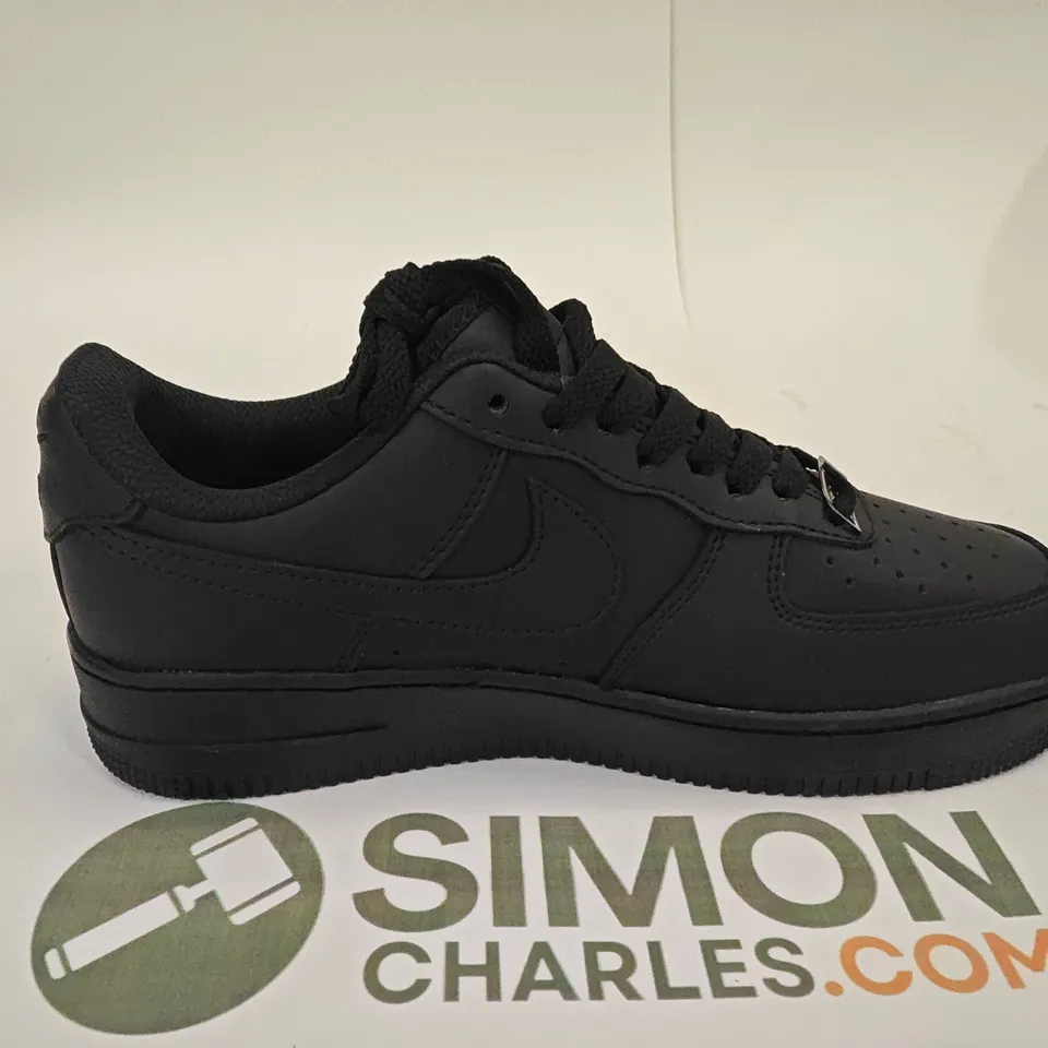 NIKE AIR FORCE 1 TRAINERS IN BLACK - UK 7