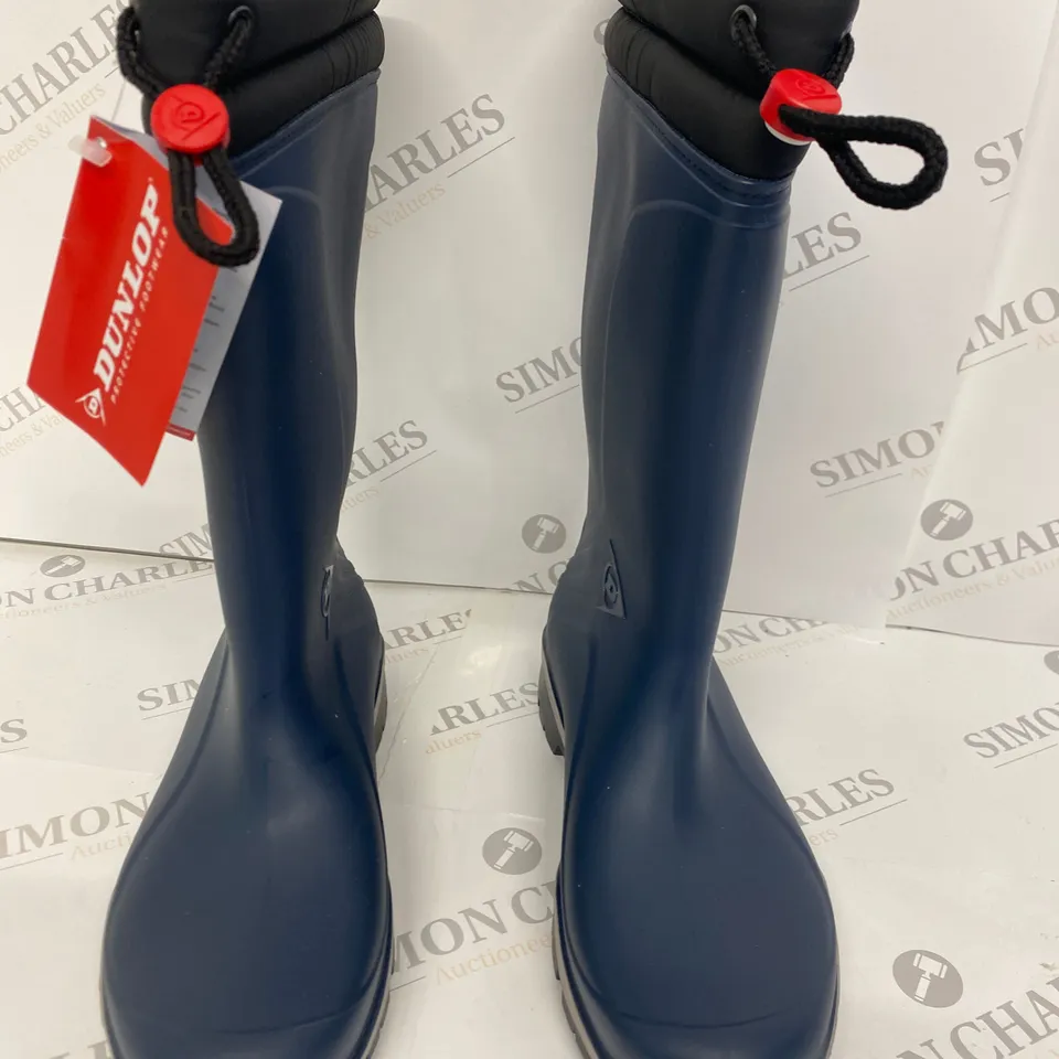 PAIR OF DUNLOP NAVY WELLIES SIZE 6