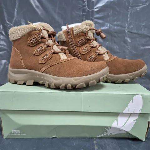 BOXED PAIR OF FREE SPIRIT JOEY TOGGLE LACE BOOTS IN BROWN SIZE 4