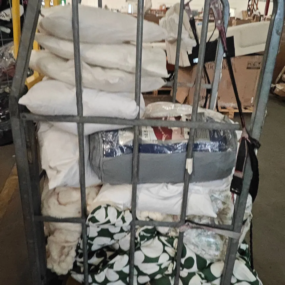 LOT OF 15 ASSORTED HOME FABRIC ITEMS TO INCLUDE THROWS, DUVETS AND FILLED CUSHIONS