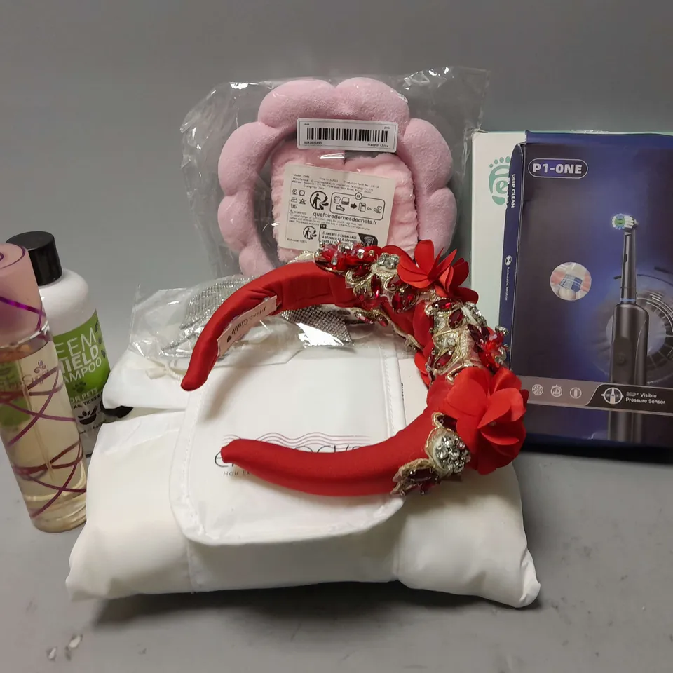 APPROXIMATELY 15 ASSORTED HEALTH & BEAUTY ITEMS TO INCLUDE DECORATIVE HEADBANDS, P1-ONE ELECTRIC TOOTHBRUSH, PINK SUGAR EAU DE TOILETTE (100ml), ETC