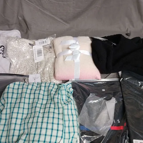 APPROXIMATELY 30 ASSORTED ITEMS OF CLOTHING IN VARIOUS STYLES AND SIZES