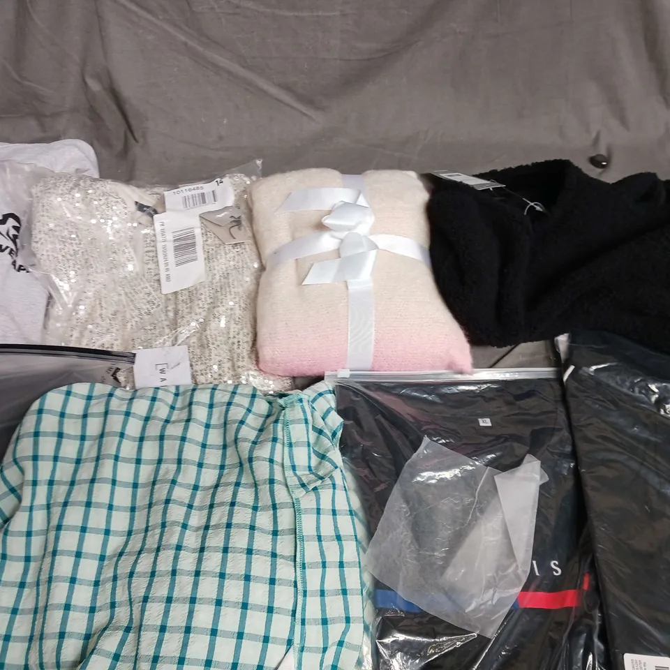 APPROXIMATELY 30 ASSORTED ITEMS OF CLOTHING IN VARIOUS STYLES AND SIZES