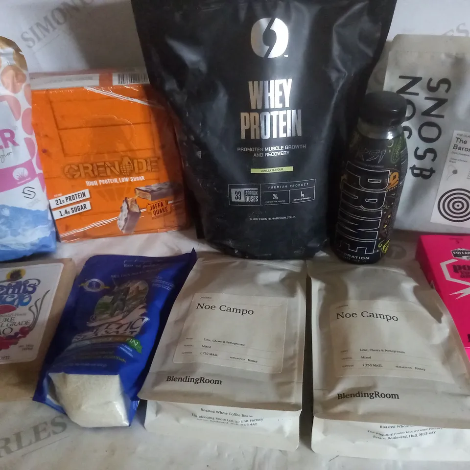 BOX OF APPROX 10 ASSORTED PRODUCTS TO INCLUDE WHEY PROTEIN POWDER, GRENADE JAFFA QUAKE PROTEIN BARS, PRIME HYDRATION DRINK KSI EDITION, ETC 