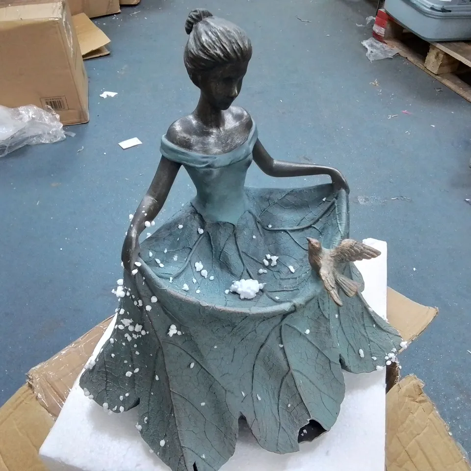 LOT OF ASSORTED HOUSEHOLD ITEMS TO INCLUDE SOLAR LIGHTS, PROTECTIVE IPAD CASES AND WIRELESS HEADPHONES