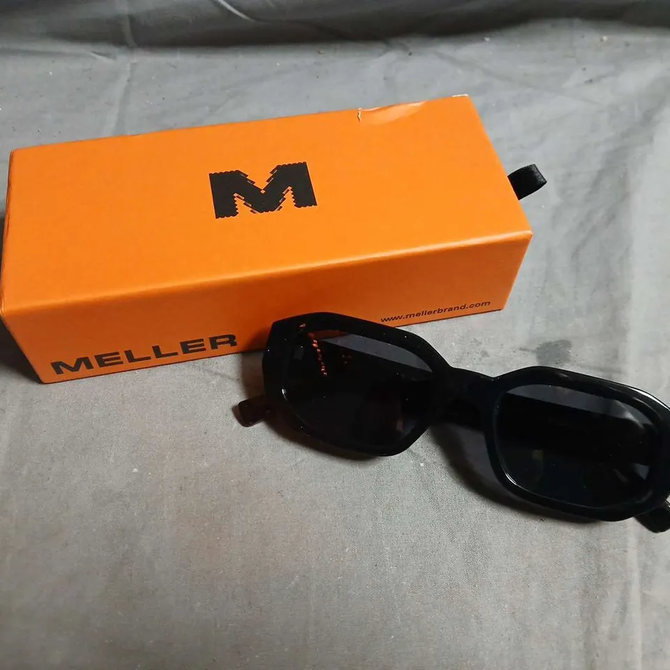 MELLER SUNGLASSES – BLACK FRAME