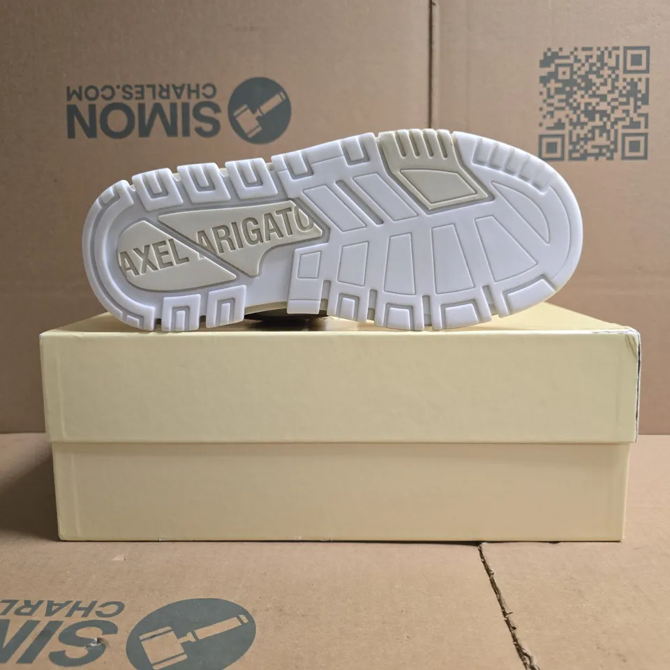 BOXED PAIR OF AXEL ARIGATO AREA LO TRAINERS IN OFF WHITE/LIGHT BROWN SIZE UK 8