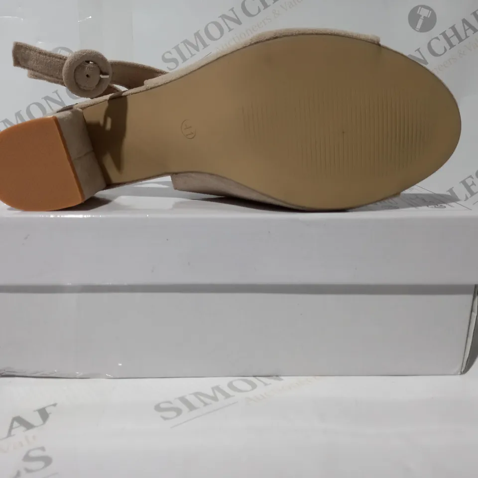 BOXED PAIR OF DESIGNER OPEN TOE LOW BLOCK HEEL SLINGBACK SANDALS IN BEIGE EU SIZE 41