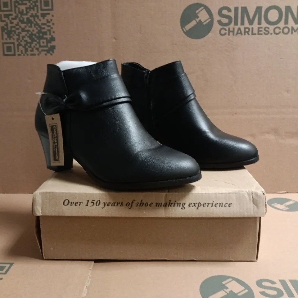 BOXED PAIR OF CUSHION-WALK MID BLOCK HEEL ANKLE BOOTS IN BLACK SIZE 7