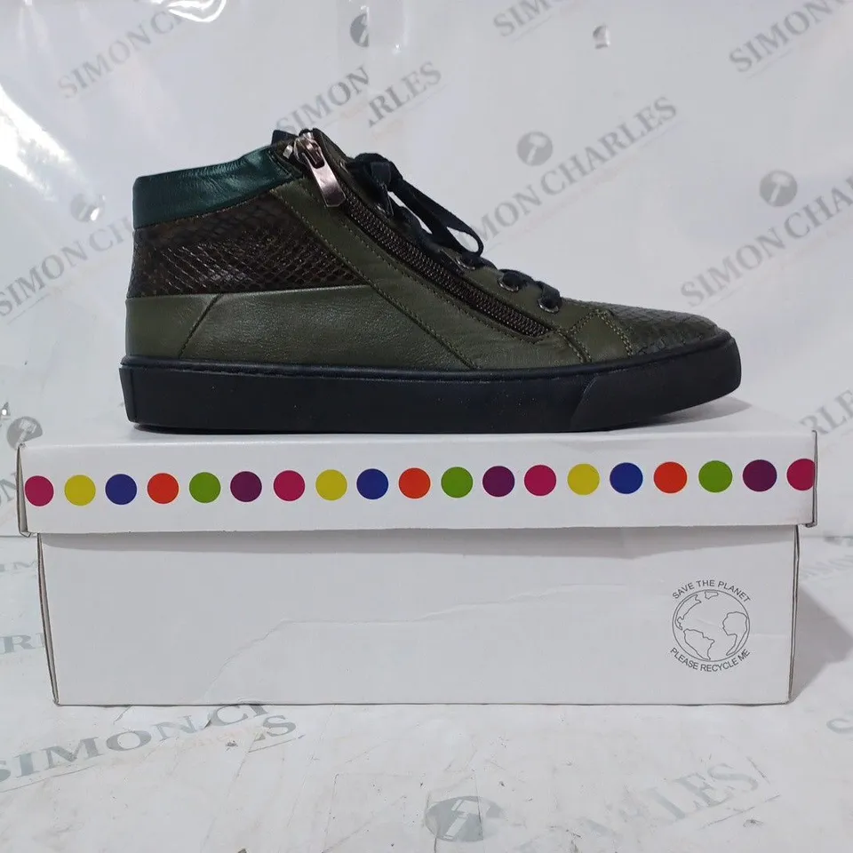 BOXED PAIR OF ADESSO LUNA ZIP TRAINERS IN OLIVE SIZE 6