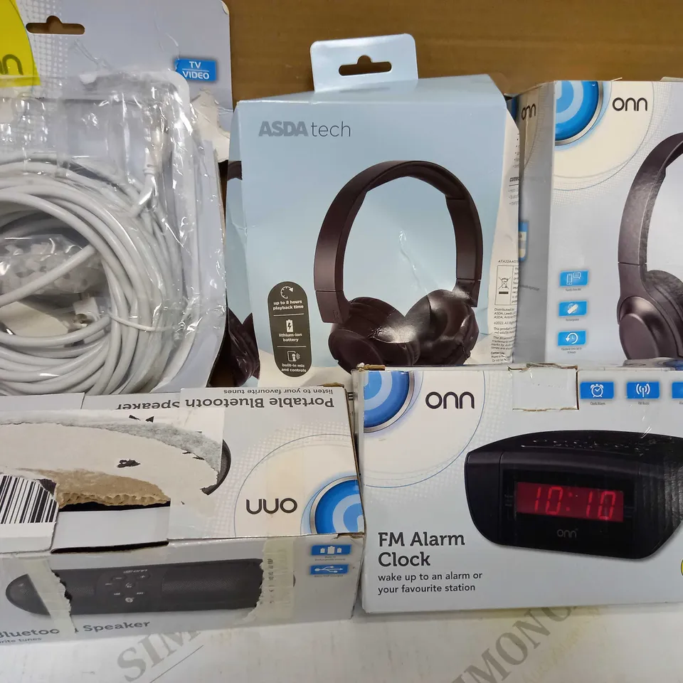 LOT OF 5 ASSORTED ELECTRICAL ITEMS TO INCLUDE TV AERIAL EXTENSION, PORTABLE SPEAKER, HEADPHONES 