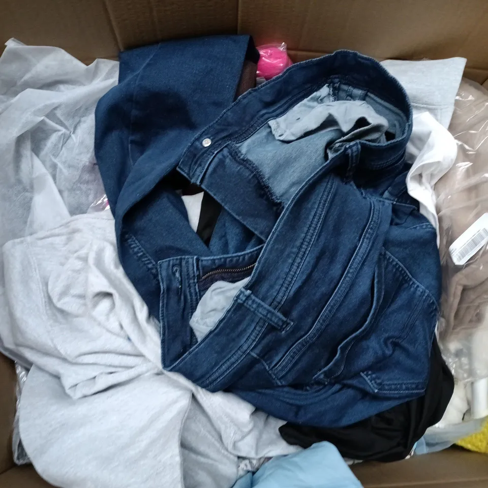 APPROXIMATELY 35 ASSORTED CLOTHING ITEMS IN VARIOUS SIZES, STYLES & COLOURS TO INCLUDE JOGGERS, JEANS, TOPS ETC - COLLECTION ONLY