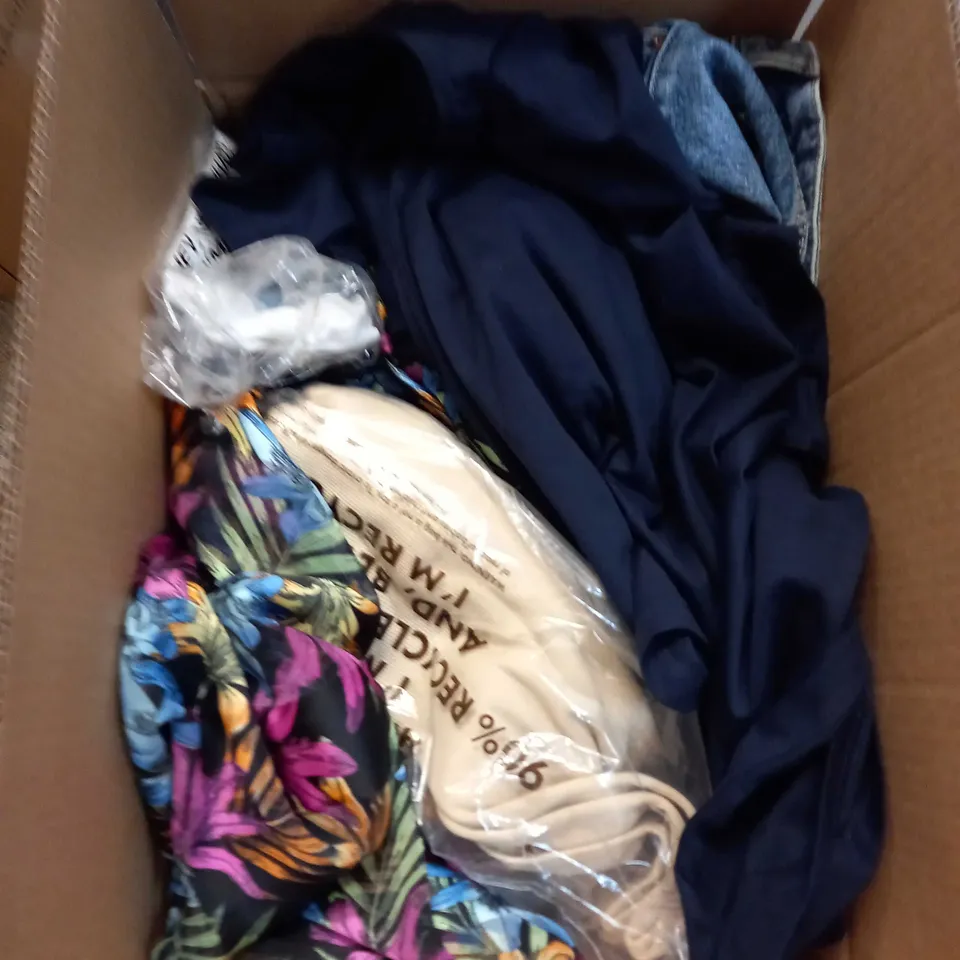 LOT OF ASSORTED CLOTHING AND ACCESSORIES TO INCLUDE; T-SHIRTS, JUMPERS ETC