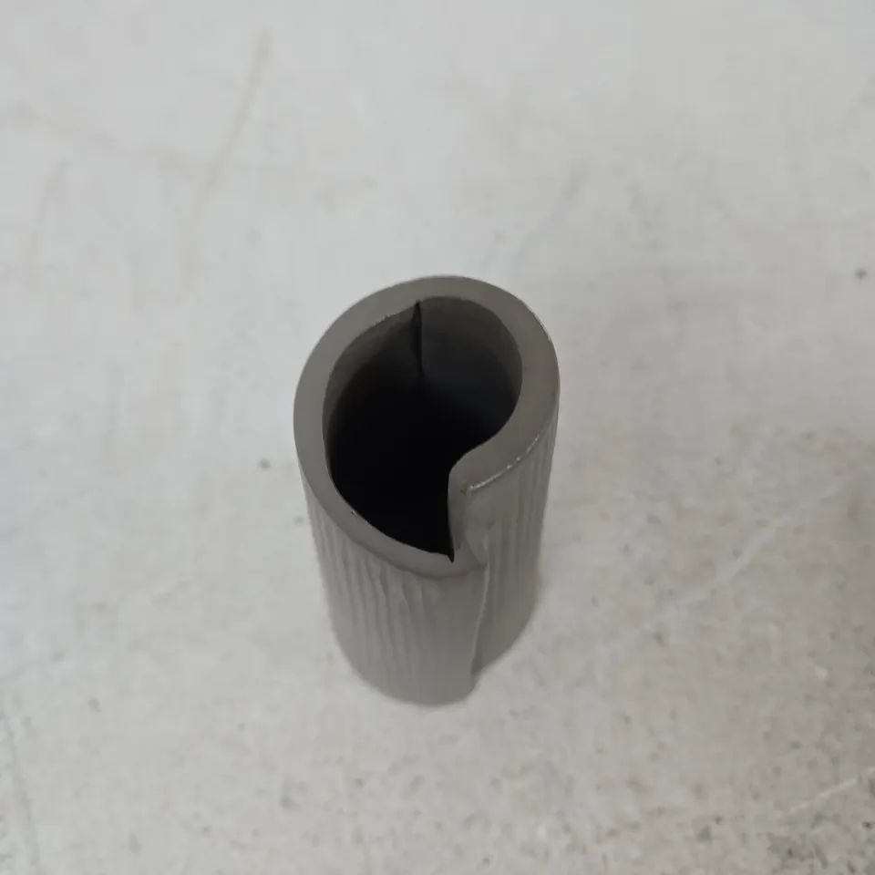 KELLY HOPPEN DECORATIVE CERAMIC VASE GREY RIBBED FINISH, SIGNED ON BASE BY KELLY HOPPEN