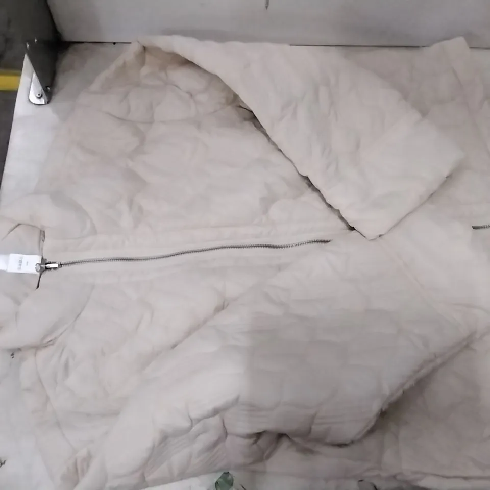 BOX CONTAINING MARLA WAYNE BLUE AND ECRU JACKETS , SIZE EXTRA LARGE 