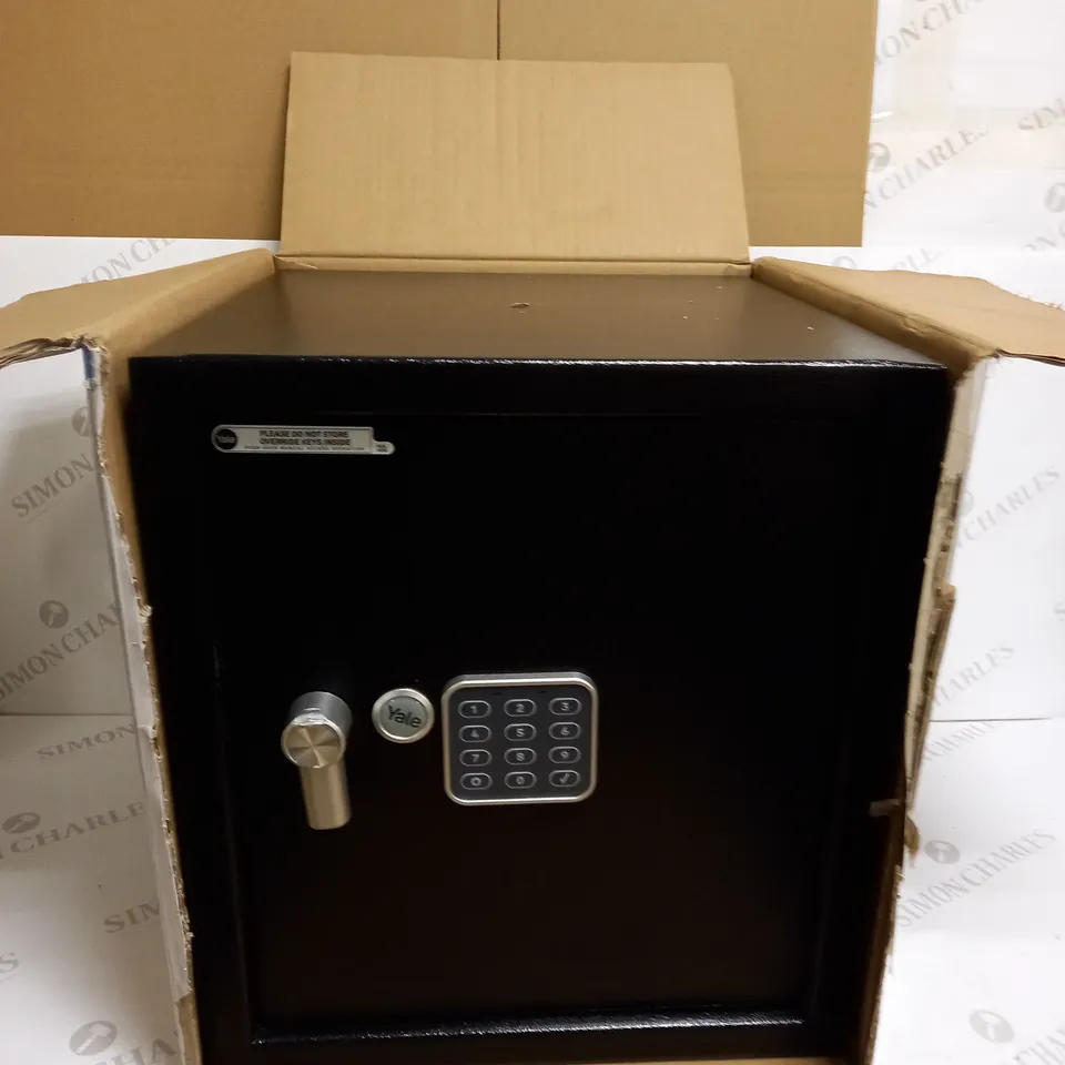 YALE YEC/390/DB1 - LARGE ALARMED VALUE SAFE