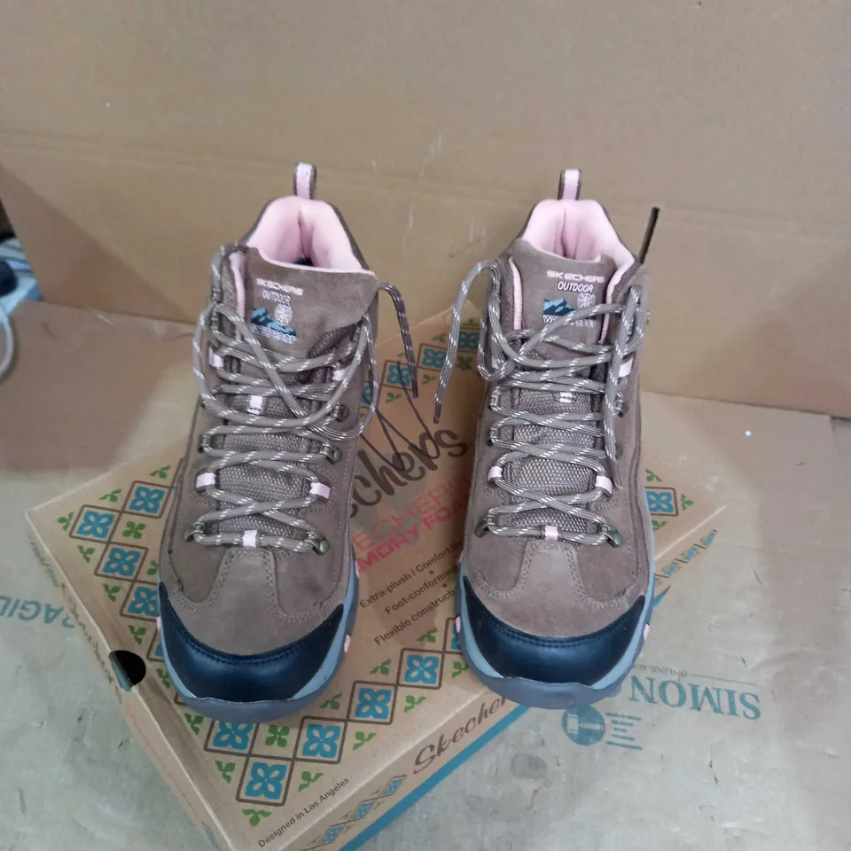 SKETCHERS MEMORY FOAM WATERPROOF WOMENS BOOTS SIZE 8 