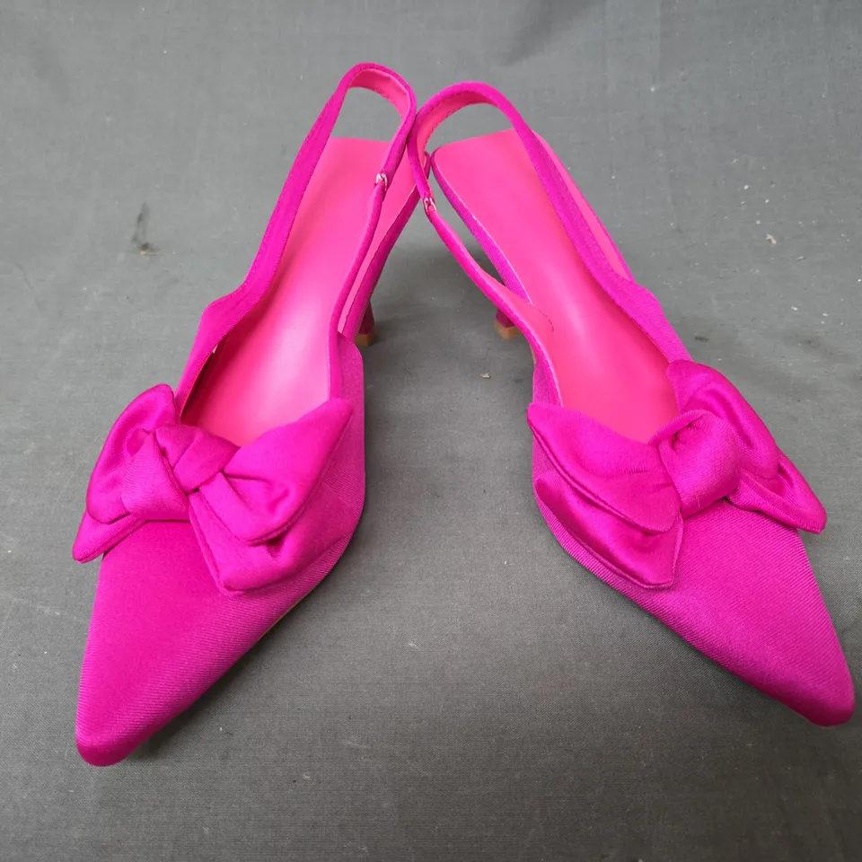 BOXED PAIR OF UNBRANDED POINTED TOE HEELED SHOES IN FUCHSIA W. BOW DETAIL EU SIZE 39