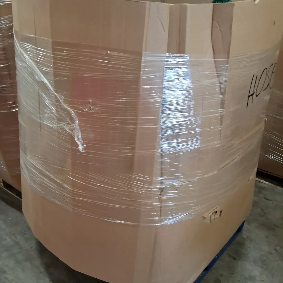 PALLET CONTAINING A LARGE QUANTITY OF ASSORTED GARDEN HOSES AND FITTINGS 