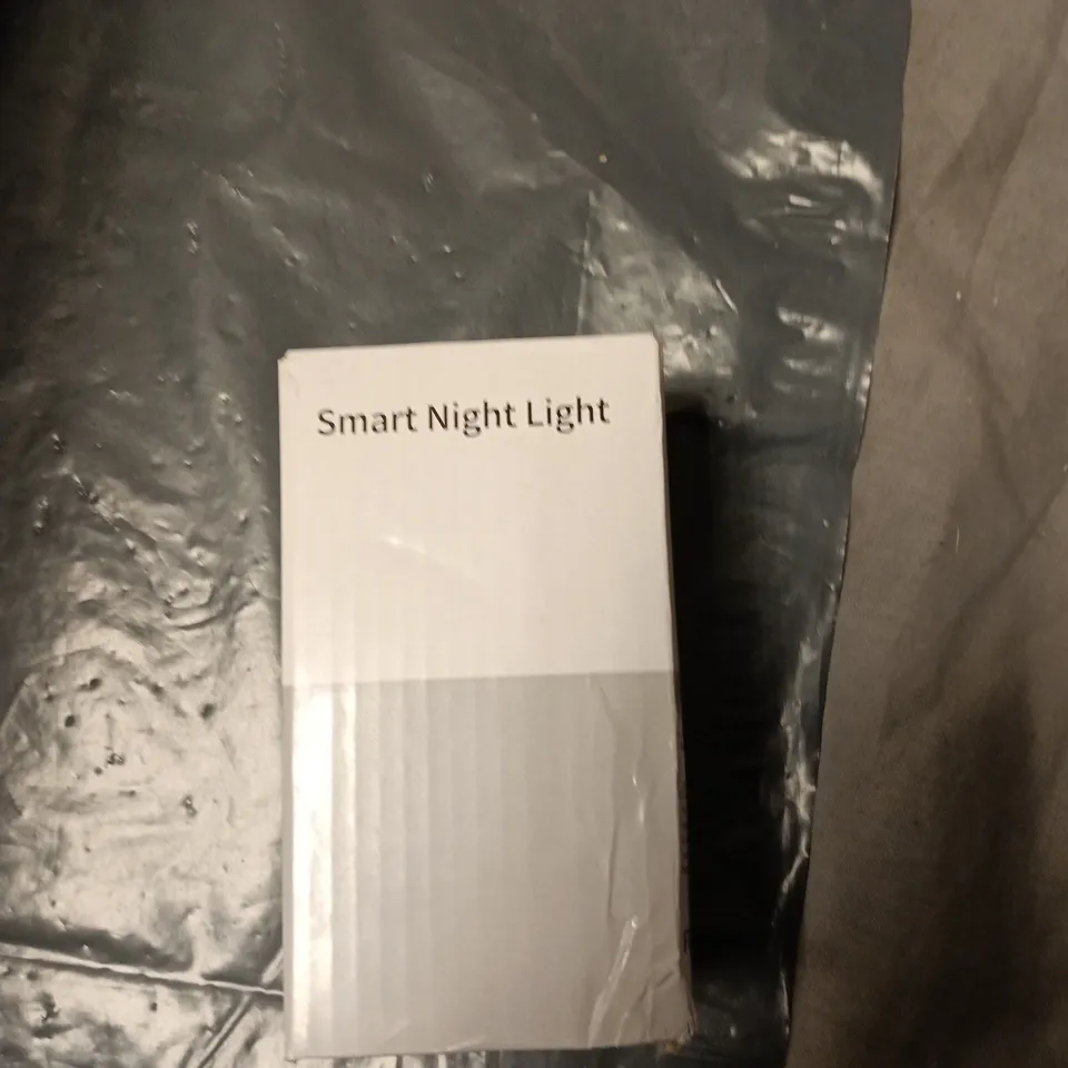 BOX OF APPROXIMATELY 20 ASSORTED TECH ITEMS TO INCLUDE:WIFI CAMERA AND SMART NIGHT LIGHT