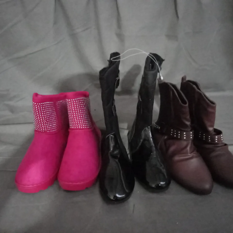 APPROXIMATELY 10 PAIRS OF ASSORTED KIDS SHOES IN VARIOUS STYLES AND SIZES