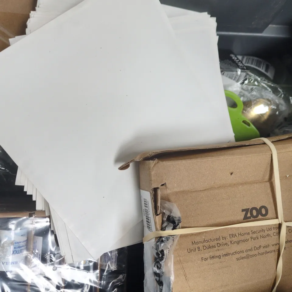 APPROXIMATELY 10 ASSORTED HOUSEHOLD ITEMS TO INCLUDE DISHWASHER TABLETS, DIGITAL CALIPER, ETC