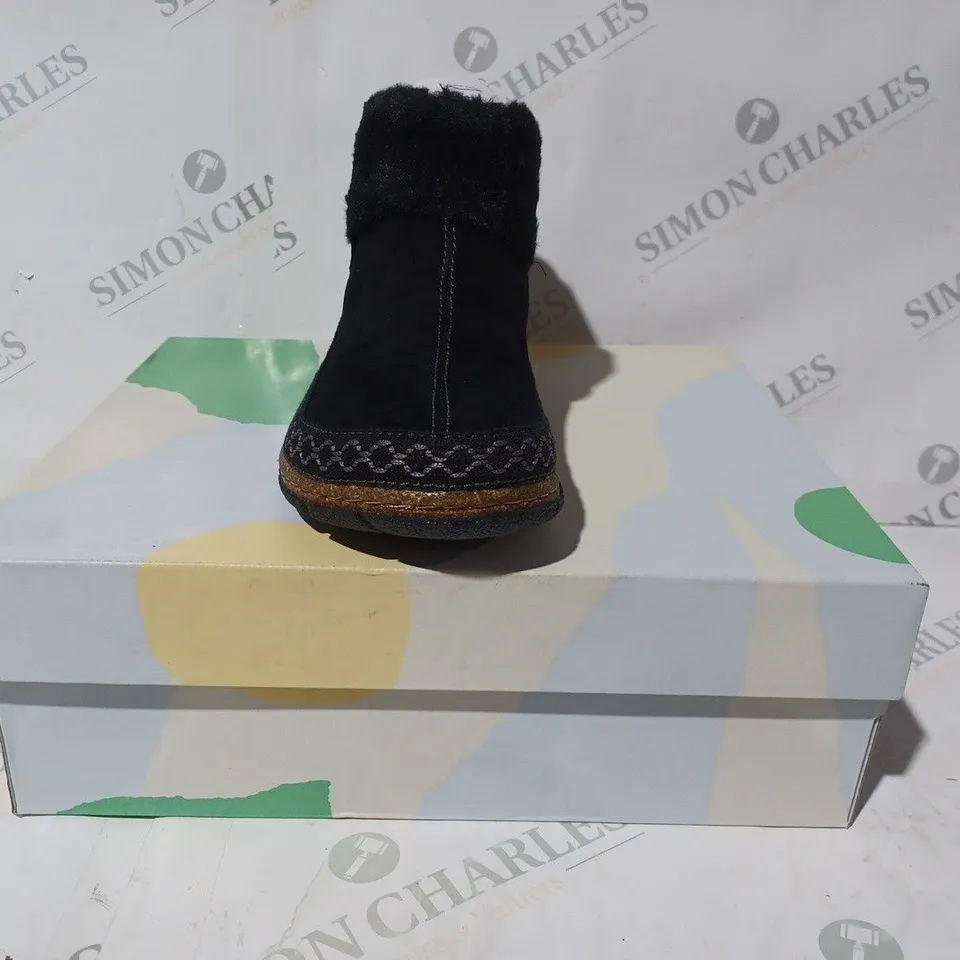 boxed pair of EARTH ORIGINS ELOISE CLOG SLIPPER (BLACK), SIZE 6 UK