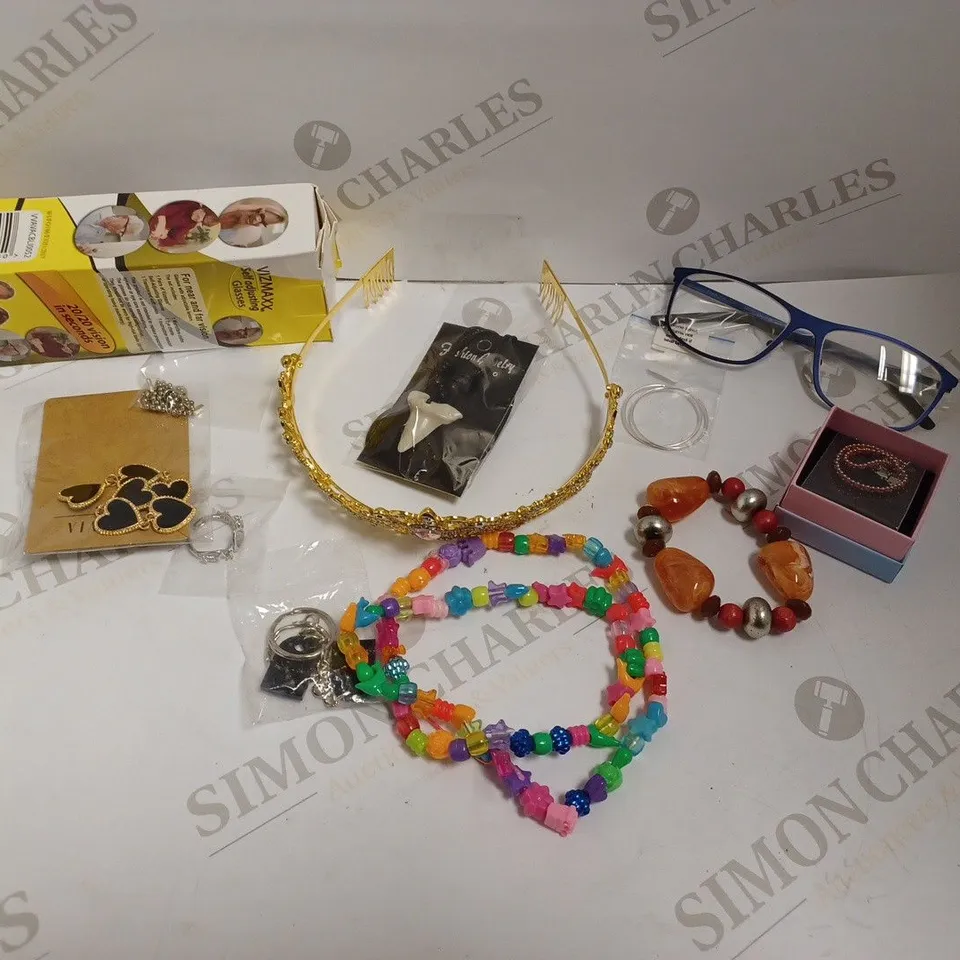 BOX OF APPROX 20 COSTUME JEWELLERY ITEMS INCLUDING BRACELETS, RINGS AND GLASSES