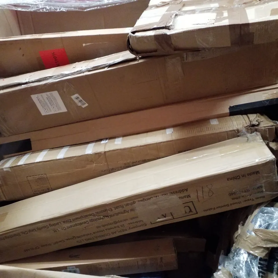 PALLET CONTAINING ASSORTED PRODUCTS INCLUDING ARTIFICIAL PLANTS, 43.3" GAMING TABLE WITH POWER OUTLET, OFFICE CHAIR & ELECTRIC WEED SWEEPER 