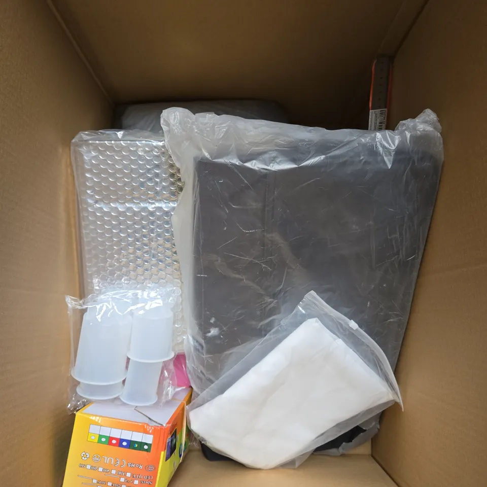 LARGE BOX OF APPROXIMATELY 12 ASSORTED HOUSEHOLD ITEMS TO INCLUDE - FOLDING MAKEUP MIRROR - DOOR LEVERS - WALLPAPER - ETC