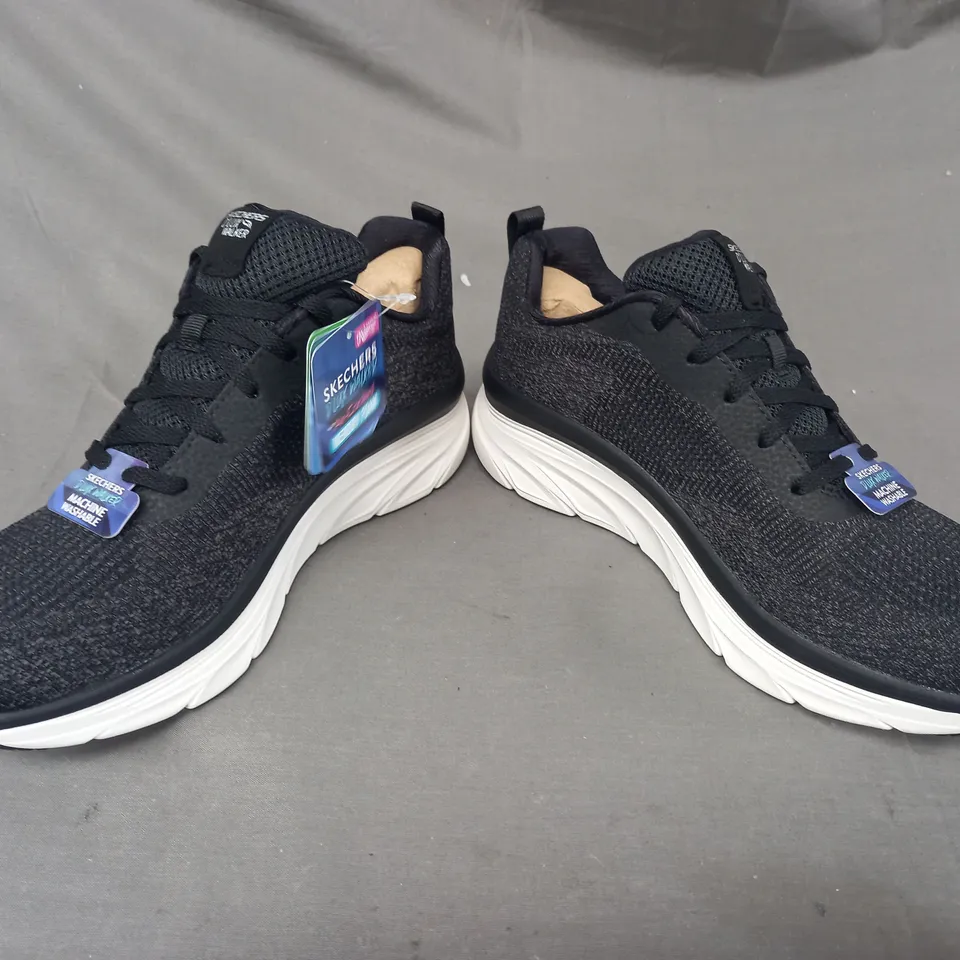 BOXED PAIR OF SKECHERS D'LUX WALKER SHOES IN COAL BLACK UK SIZE 6