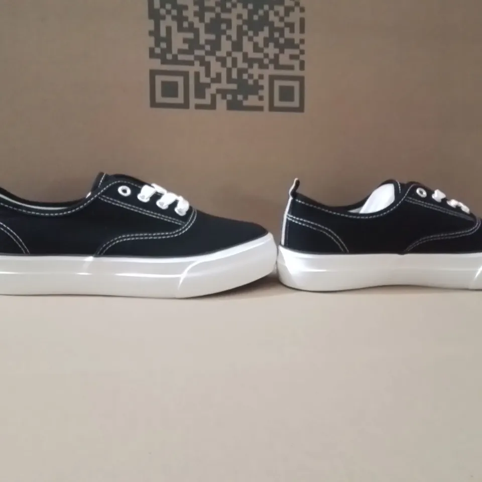 BOX CONTAINING APPROXIMATELY 8 PAIRS BRAND NEW SIMPLY BE GRACIE WIDE FIT TRAINERS SIZE 5 BLACK