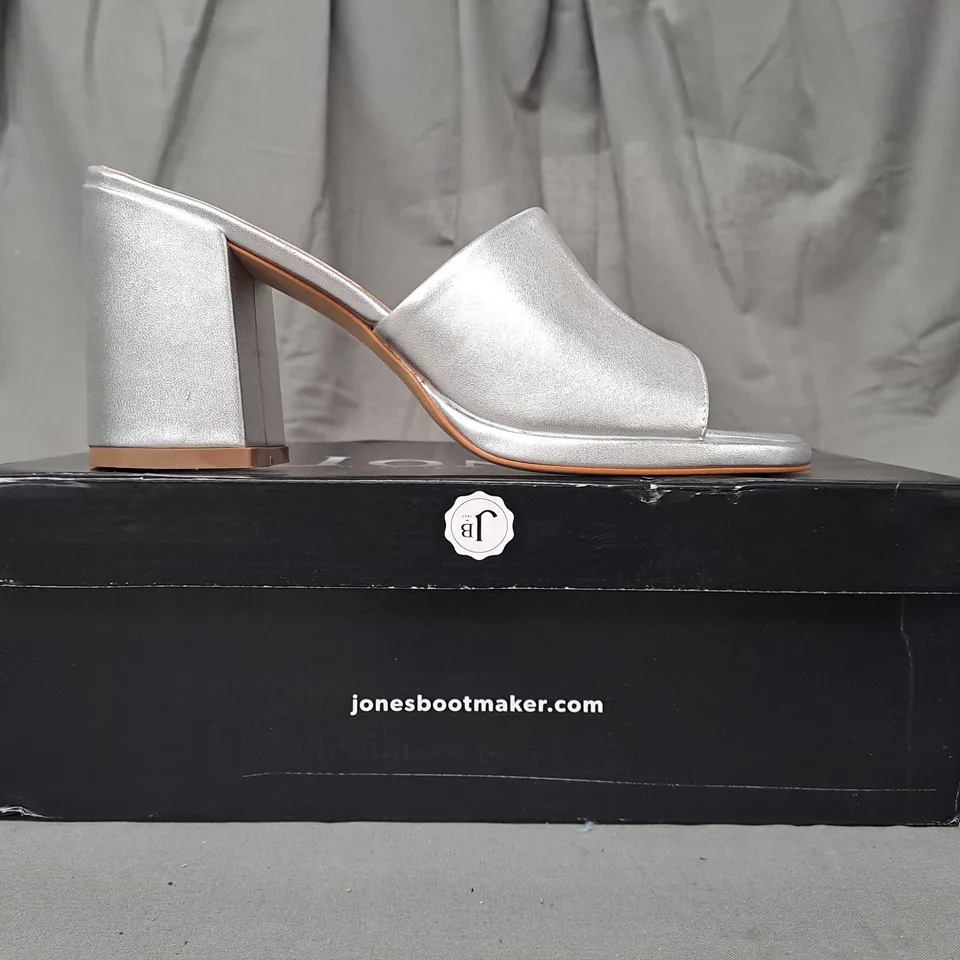 BOXED PAIR OF JONES PEEP TOE BLOCK HEEL SANDALS IN METALLIC SILVER UK SIZE 6
