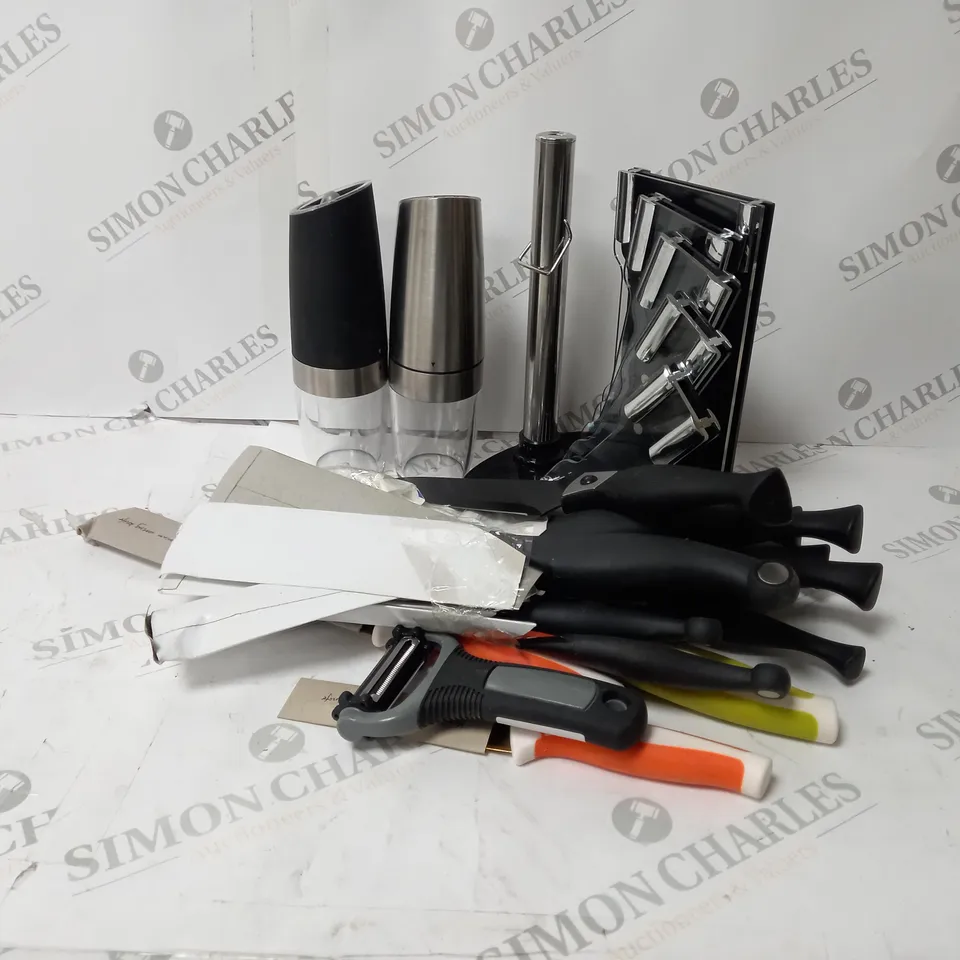 APPROXIMATELY 6 ASSORTED KITCHEN UTENSILS TO INCLUDE PEPPER MILL, KNIFE BLOCK SET 