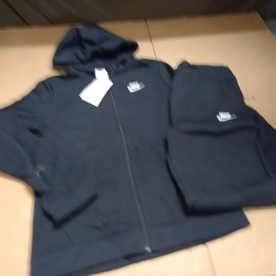 NIKE BOYS TRACKSUIT IN BLACK - XL 158-170CM