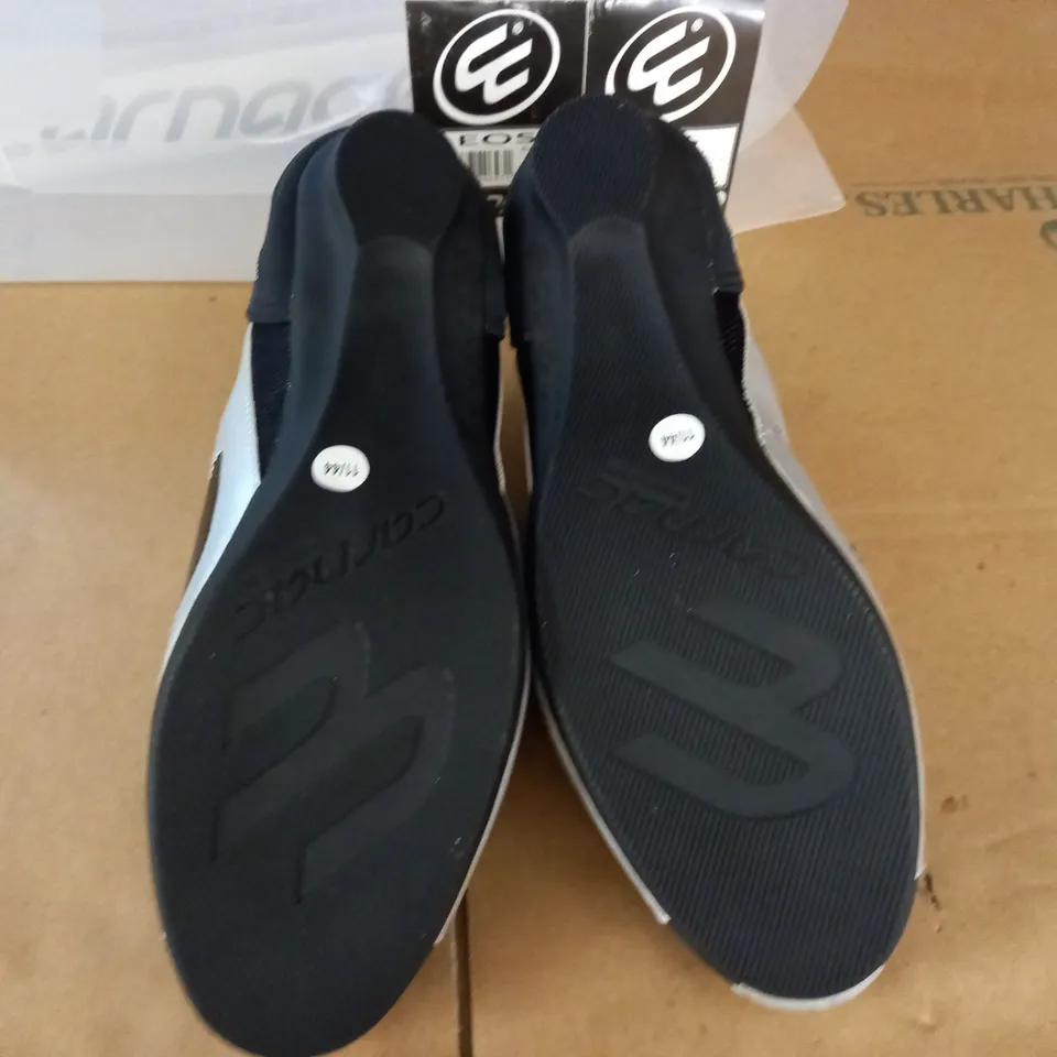 PAIR OF CARNAC EOS CYCLING SHOES WITH RUBBER SOLES IN SILVER BLACK - FR 44 US 11