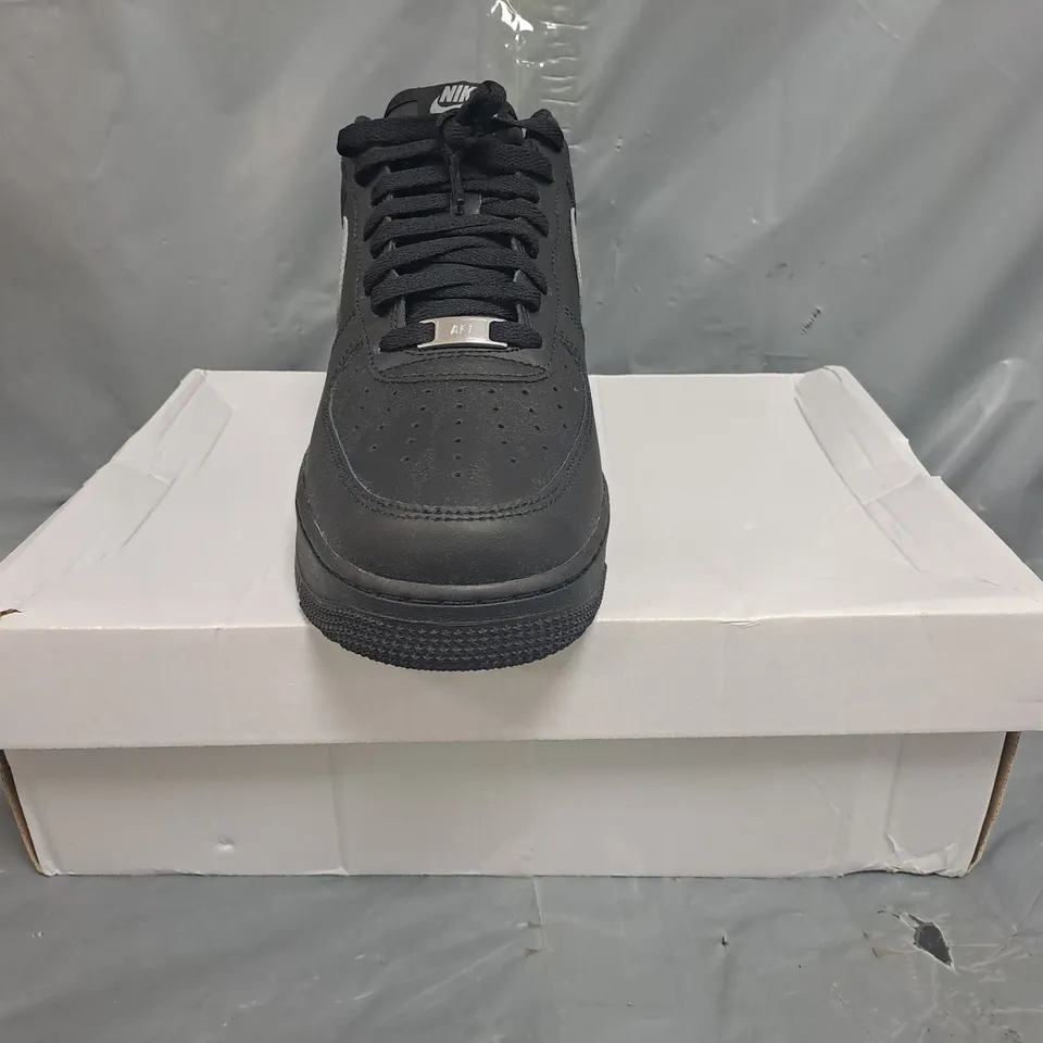 BOXED PAIR OF NIKE AIR FORCE 1 '07 SHOES IN BLACK/GREY SIZE UK 10